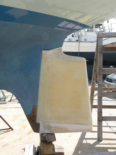 After checking the rudder for final fit, he attached the foot with epoxy thickened with a good gap-filling filler.